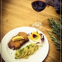 Hirschschnitzerl in Nussbrösel - gefüllt mit Mozzarella und Speck dazu Wildererpürree/Jagdhaus Schmidhammer